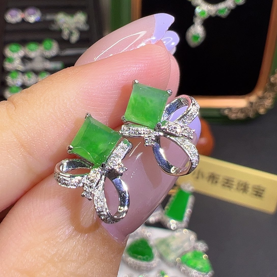 翡翠18K金镶嵌耳钉翡翠