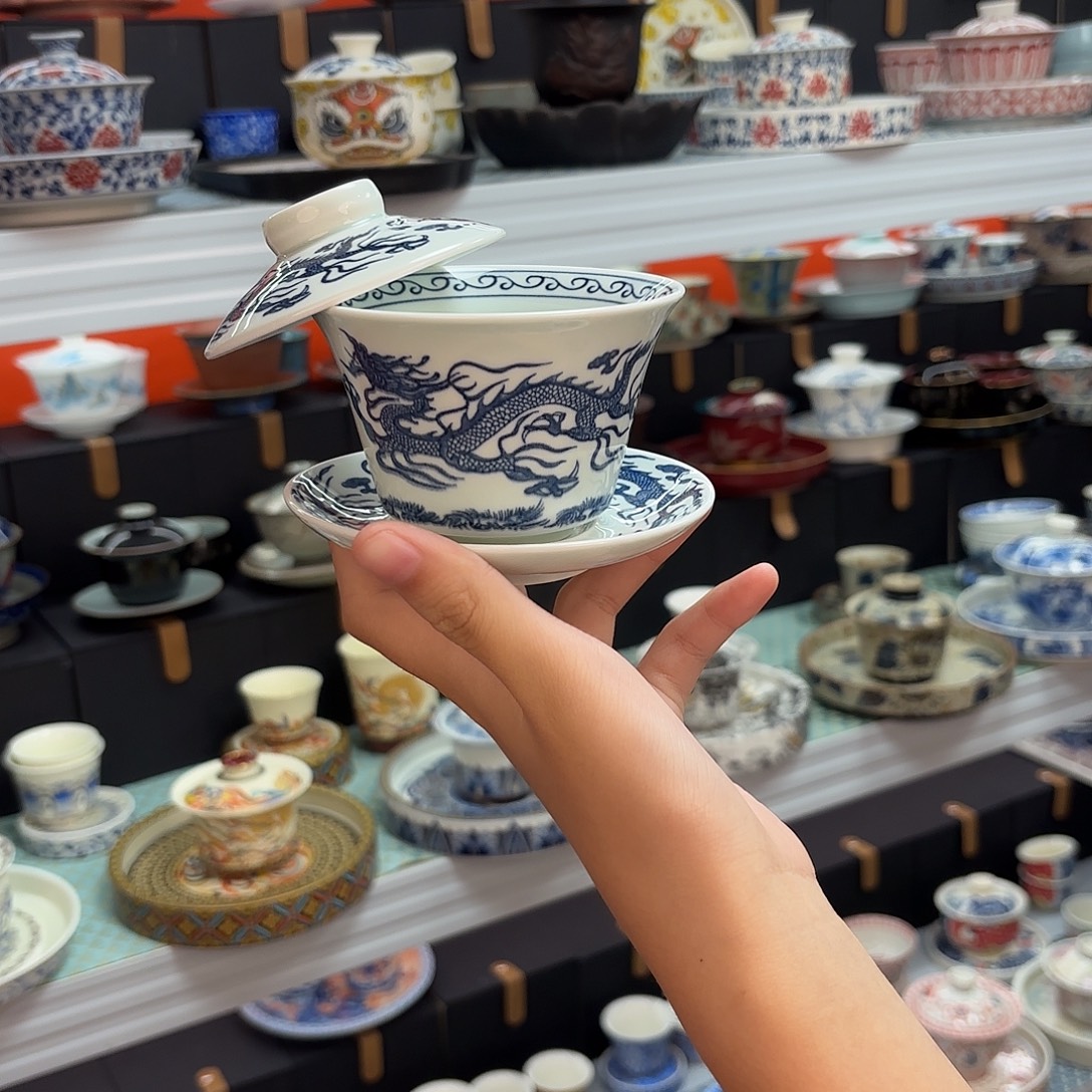 悬停车辆和车尾高端