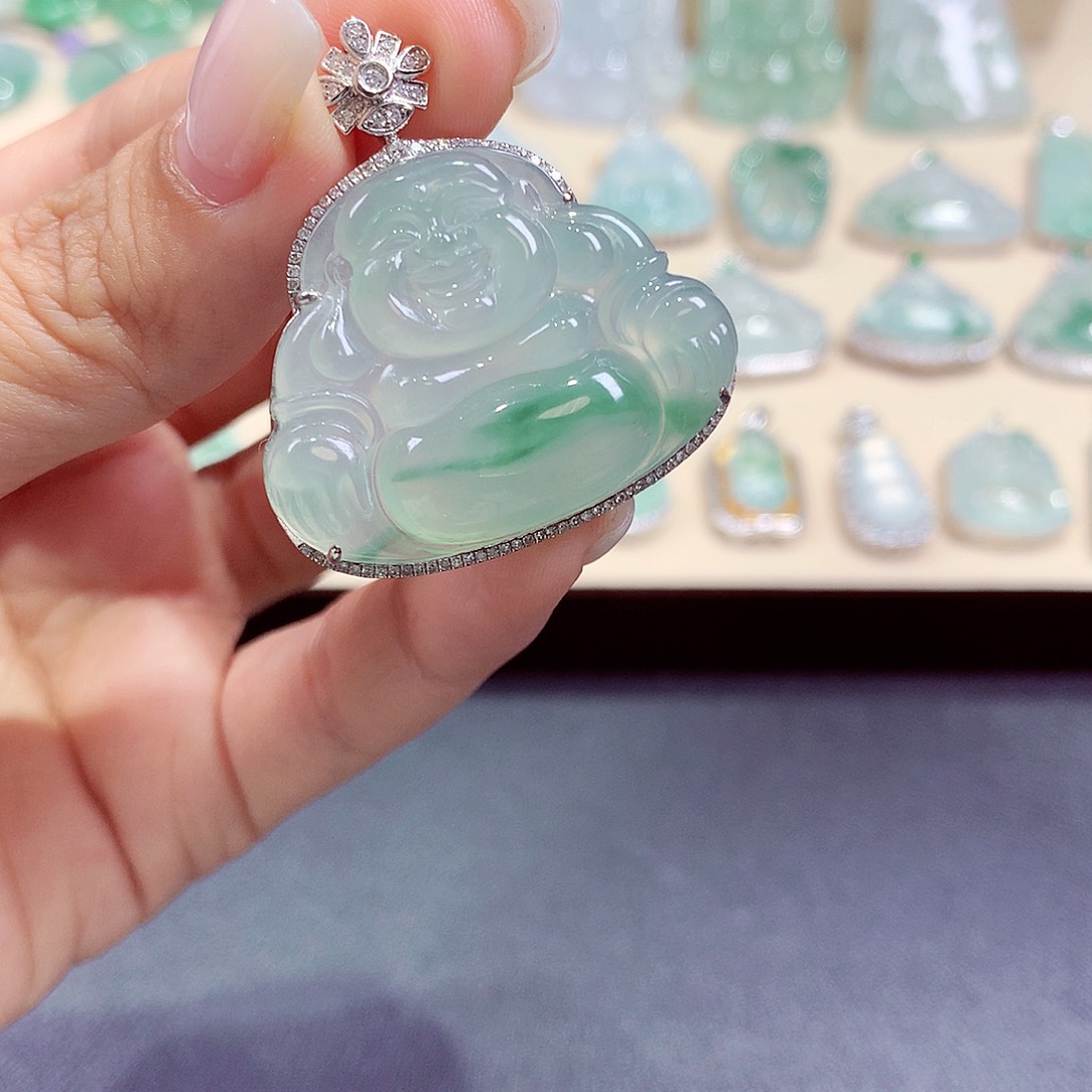 翡翠18K金镶嵌颈饰翡翠