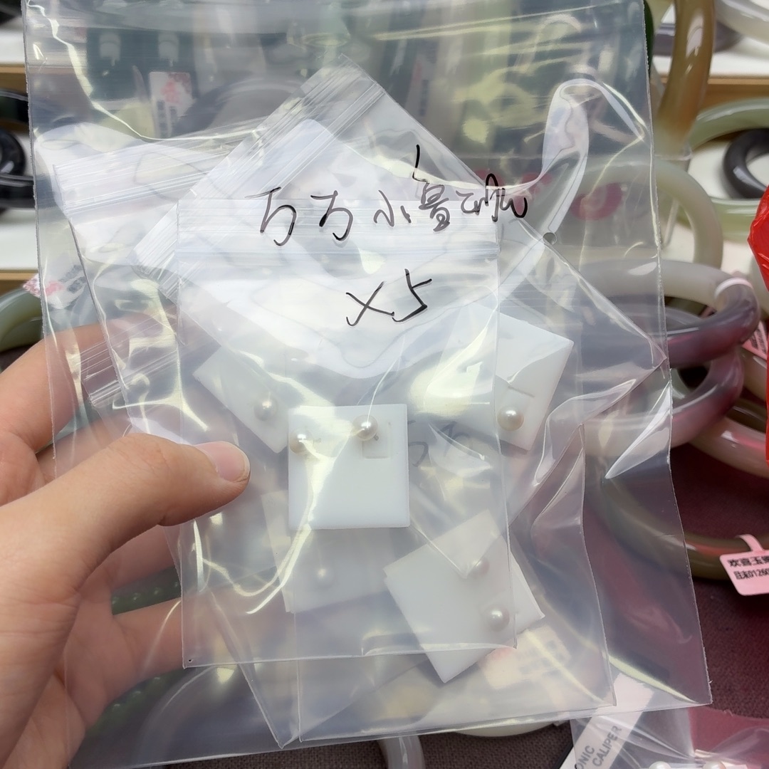 万***班和田玉未镶嵌手镯