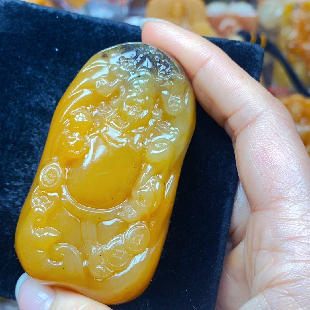 未镶嵌石英质玉（黄龙玉）颈饰