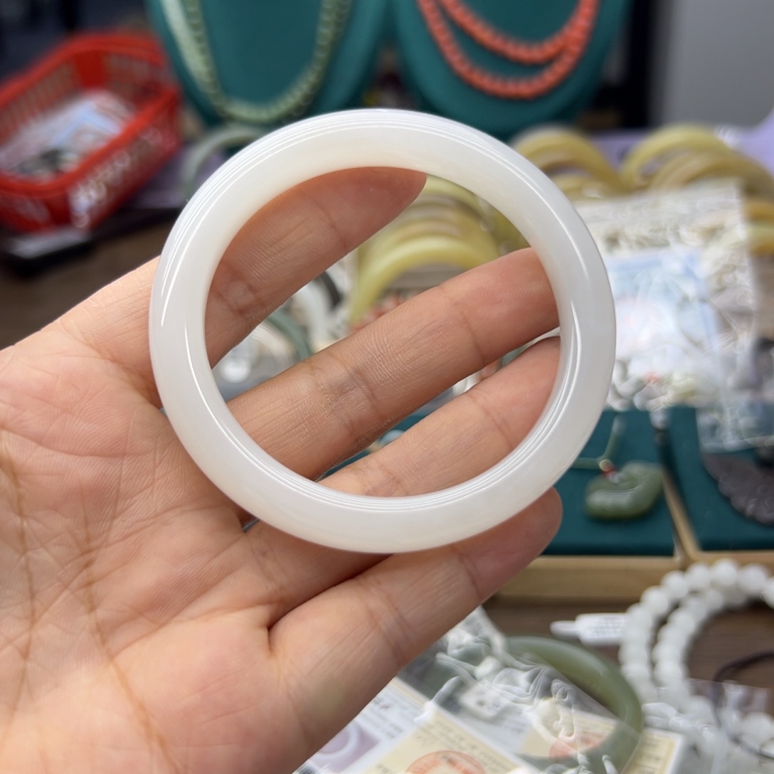 和田玉手镯未镶嵌落****晖57.1圈围155瑕