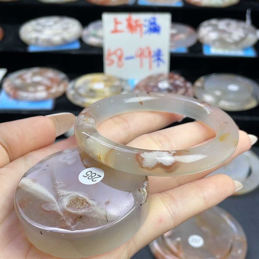 石英质玉手镯未镶嵌一****?53/285