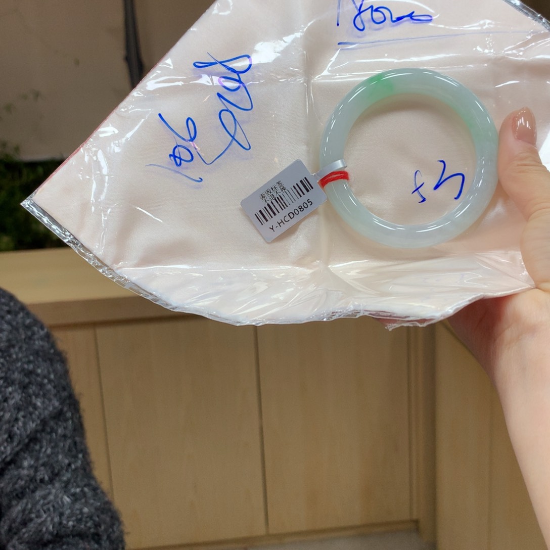 翡翠手镯未镶嵌不退不换