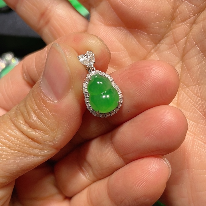 翡翠吊坠(不含链)18K金镶嵌帅**妈绿葫芦