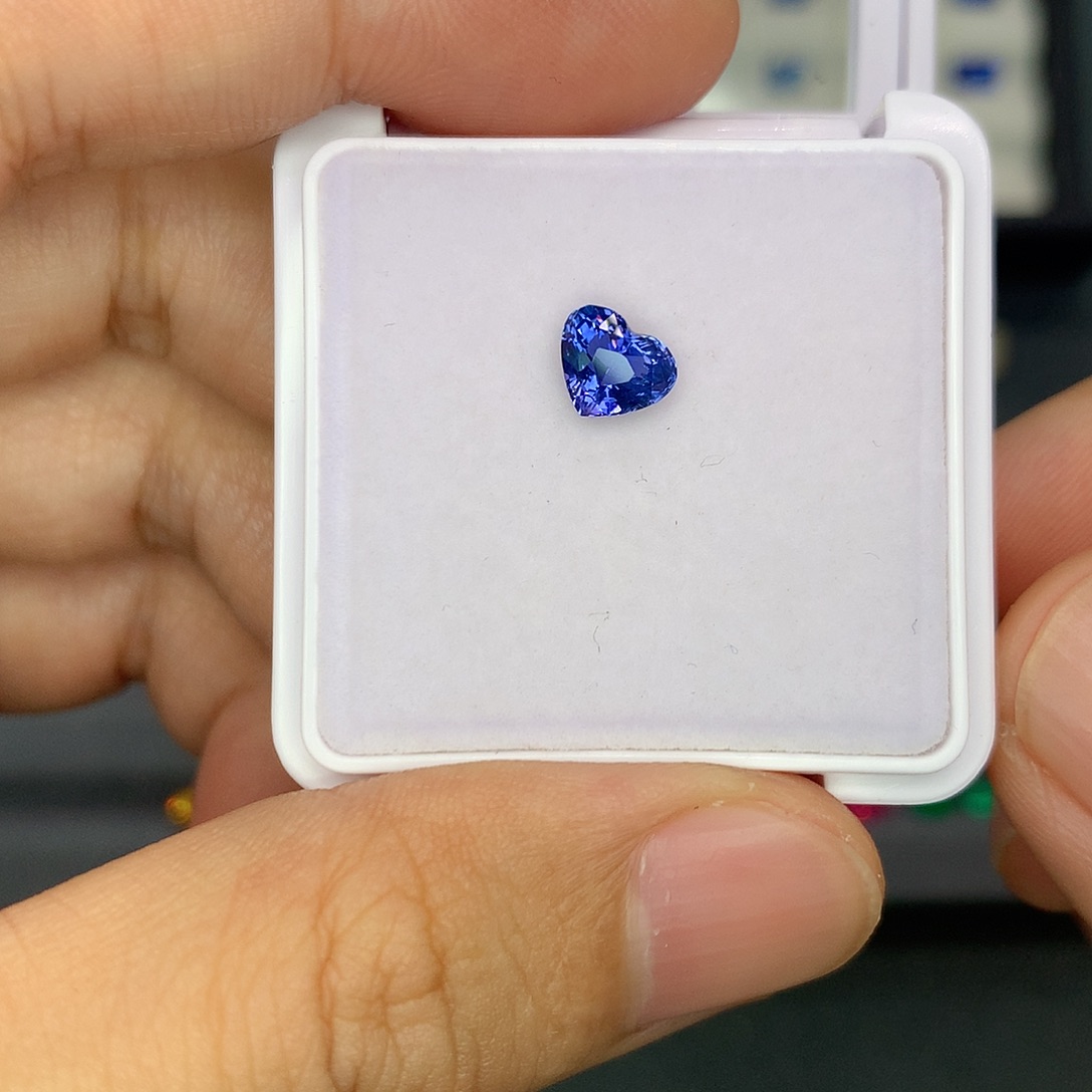 蓝宝石裸石1.1克拉无烧矢车菊