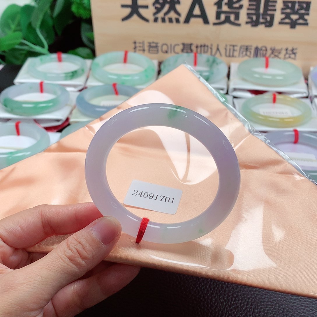 翡翠手镯（圆镯）未镶嵌天然A货翡翠手镯