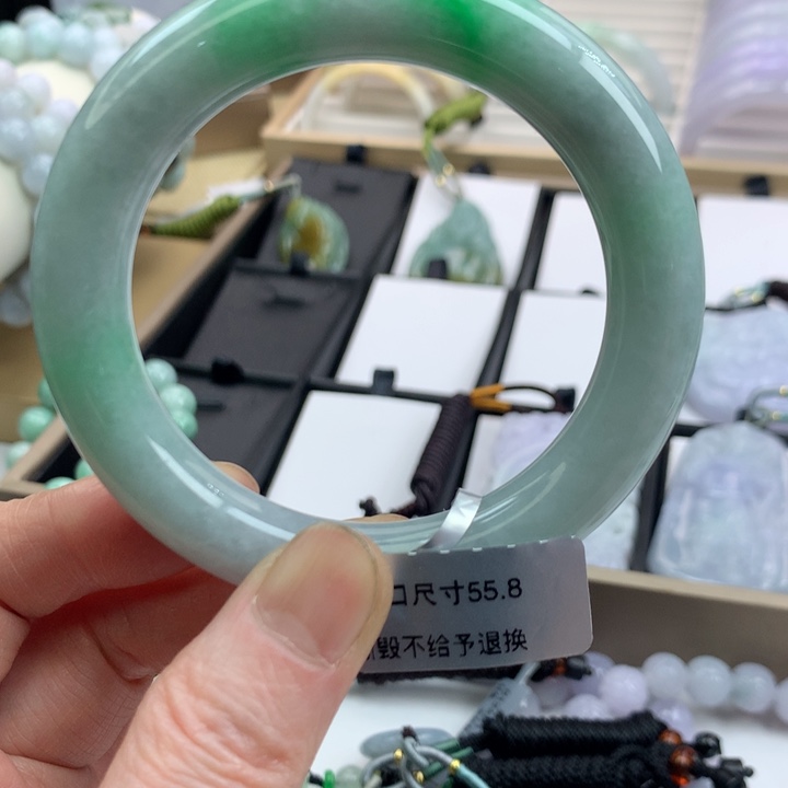翡翠手镯未镶嵌吊坠