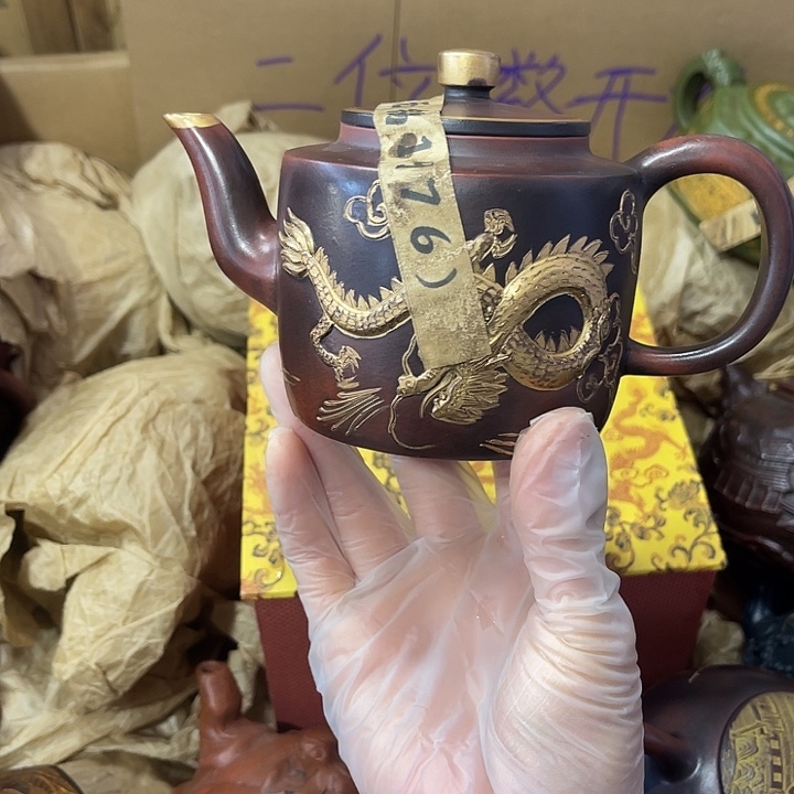 紫砂茶壶原矿泥料，手工制作的一把紫砂壶。