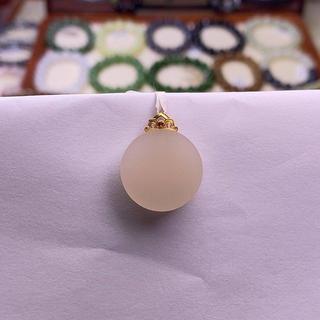 颈饰未镶嵌和田玉熟藕粉金镶圆牌吊坠