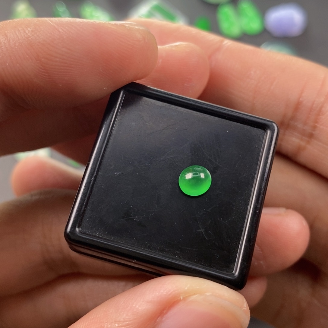 翡翠耳饰未镶嵌翡翠