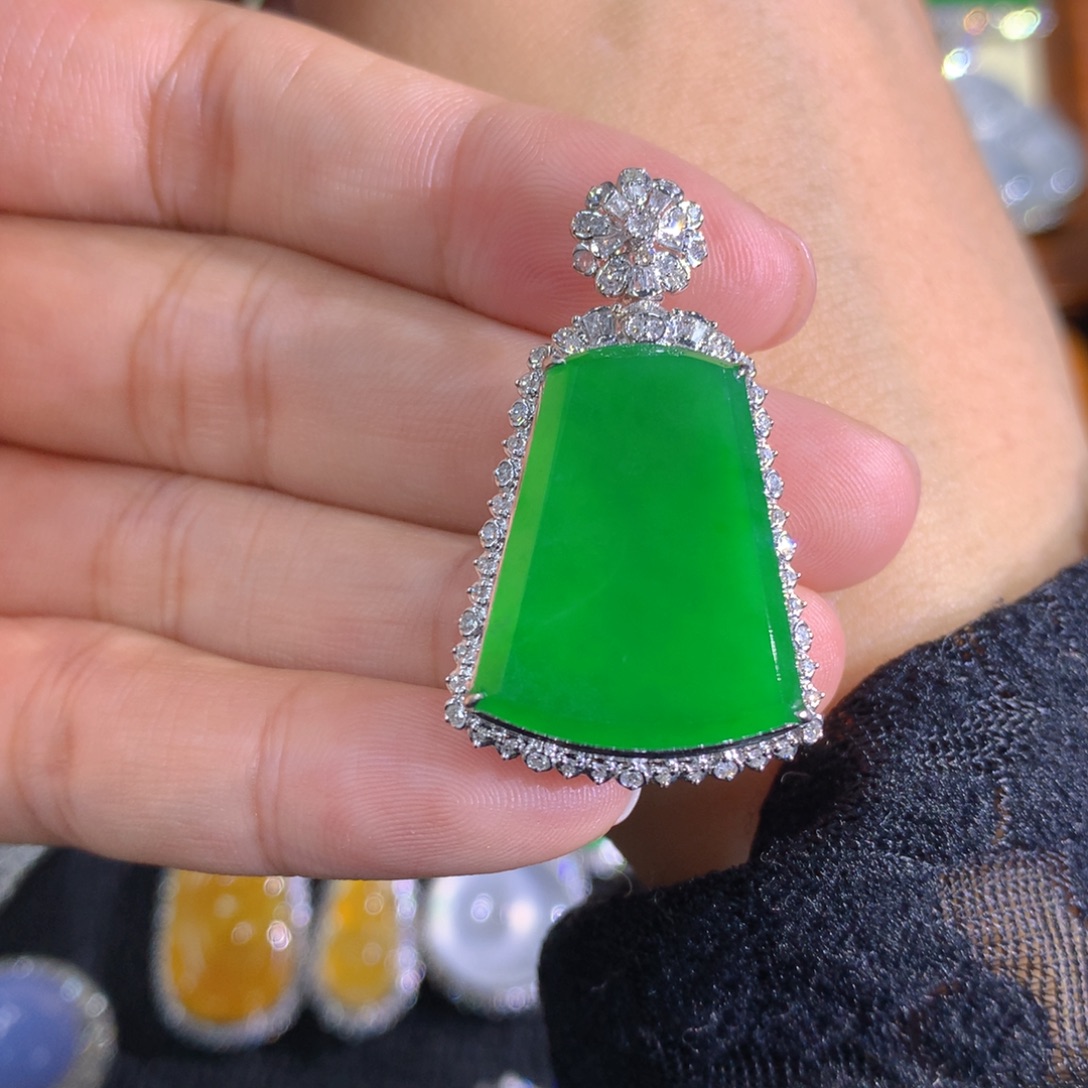 翡翠18K金镶嵌颈饰