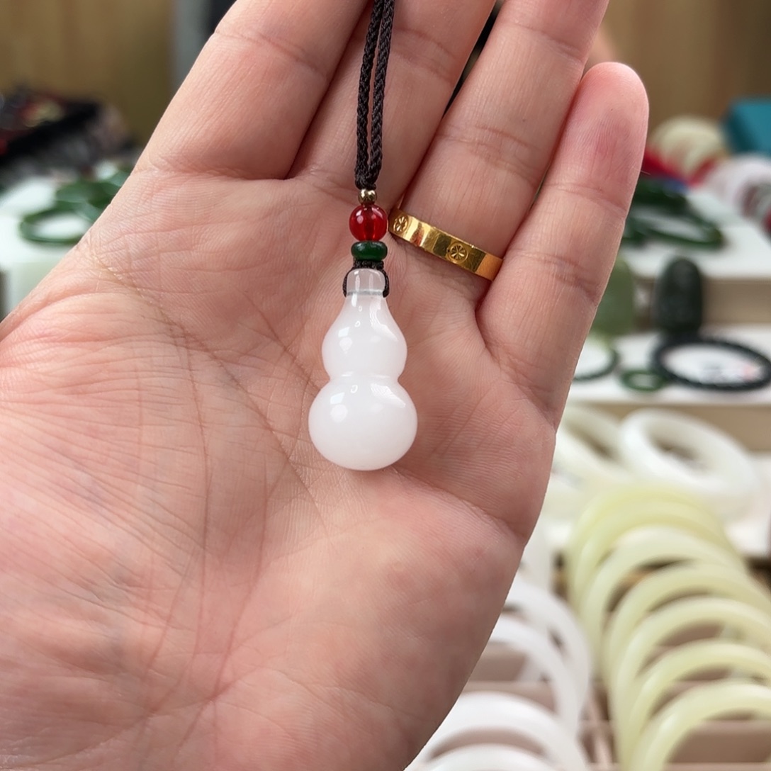 透闪石质玉颈饰未镶嵌