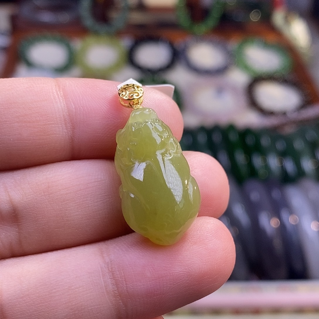 颈饰未镶嵌和田玉新疆若羌黄口老料貔貅吊坠