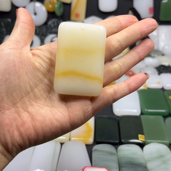 自***人石英质玉（金丝玉）未镶嵌颈饰