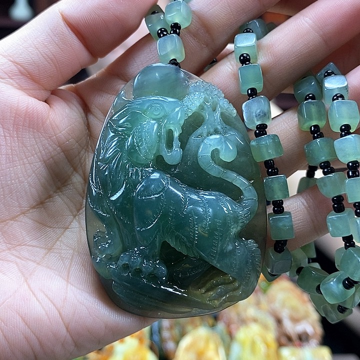 蛇纹石玉未镶嵌颈饰