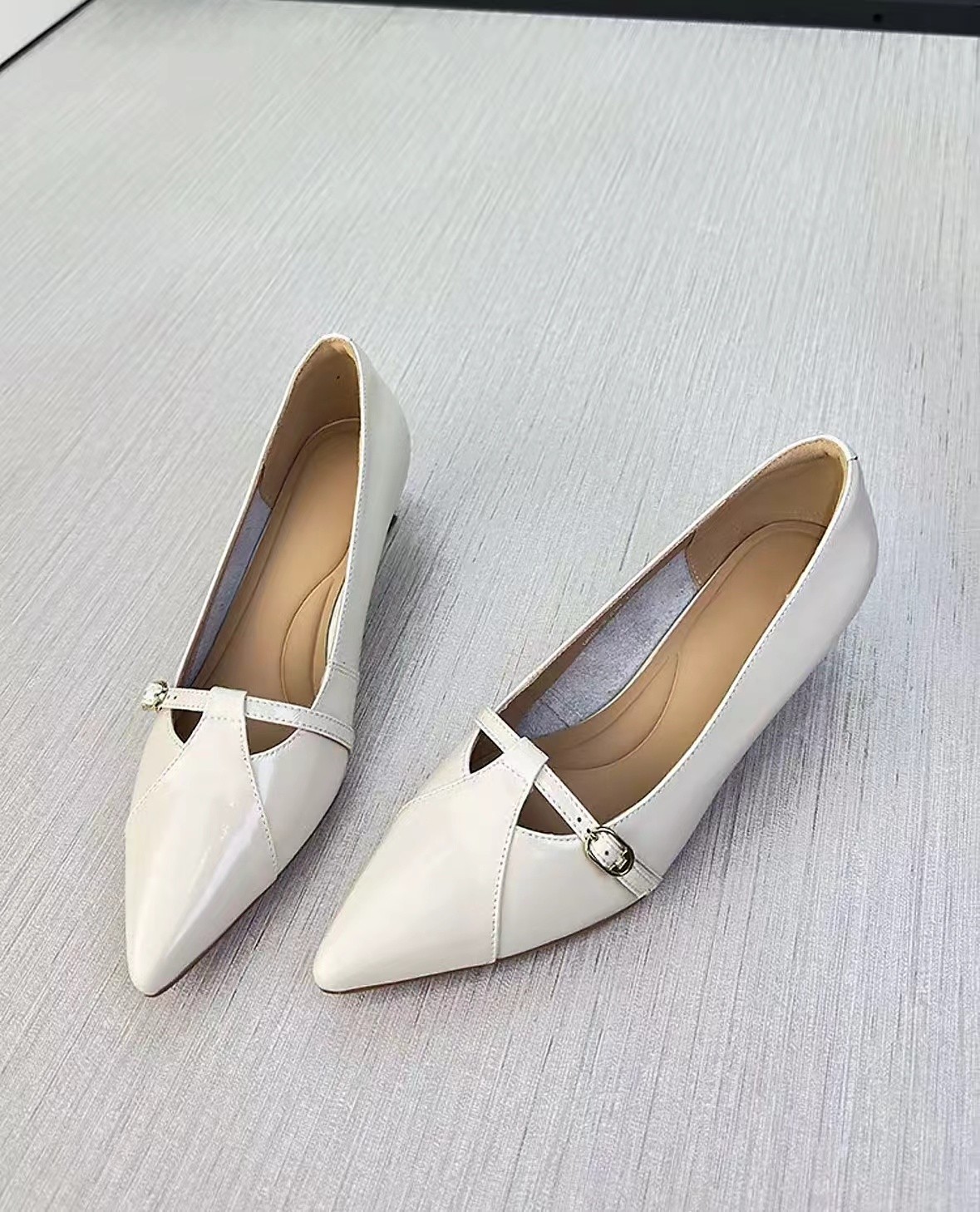 C字开头白色时尚凉鞋（备注编码下单）