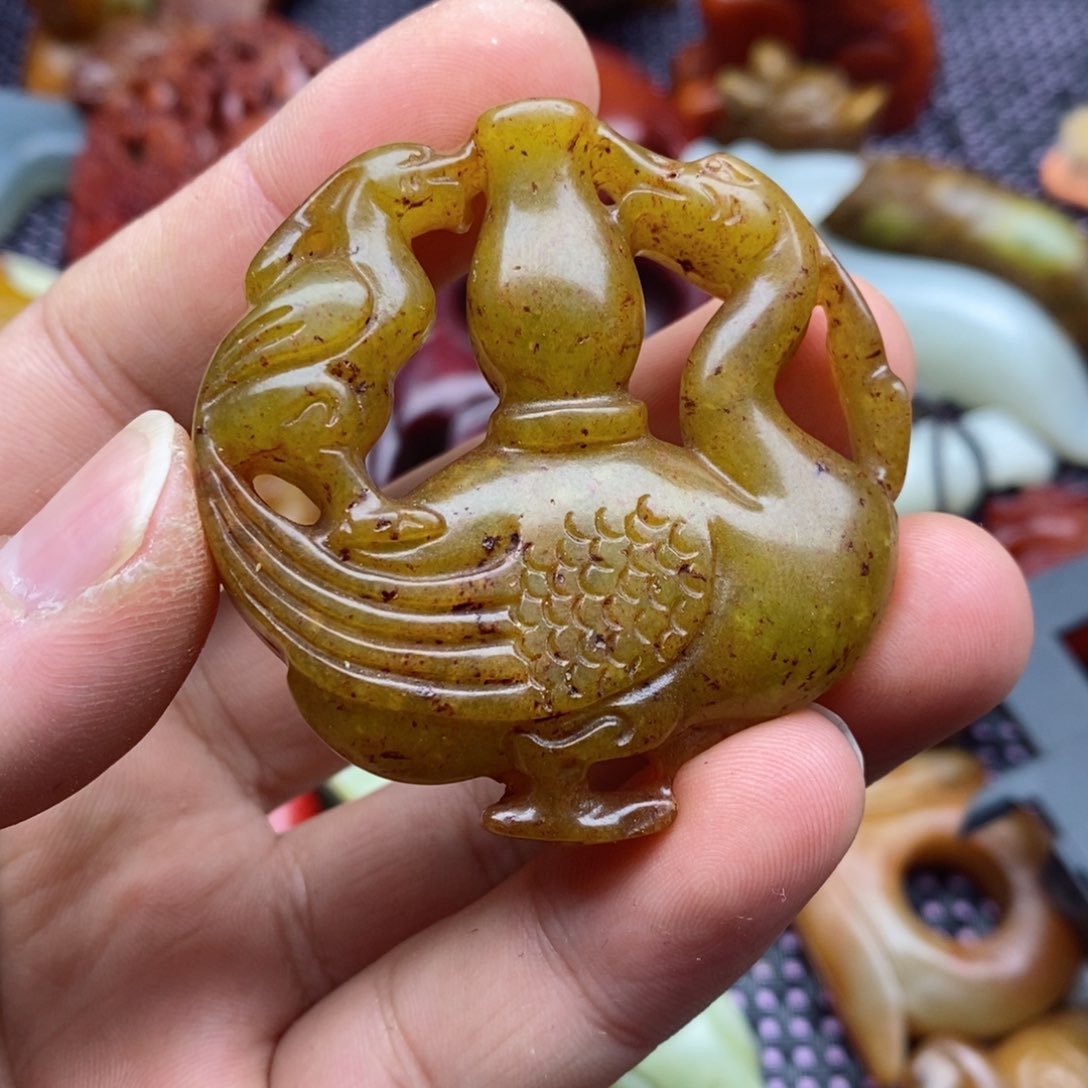 蛇纹石玉颈饰未镶嵌