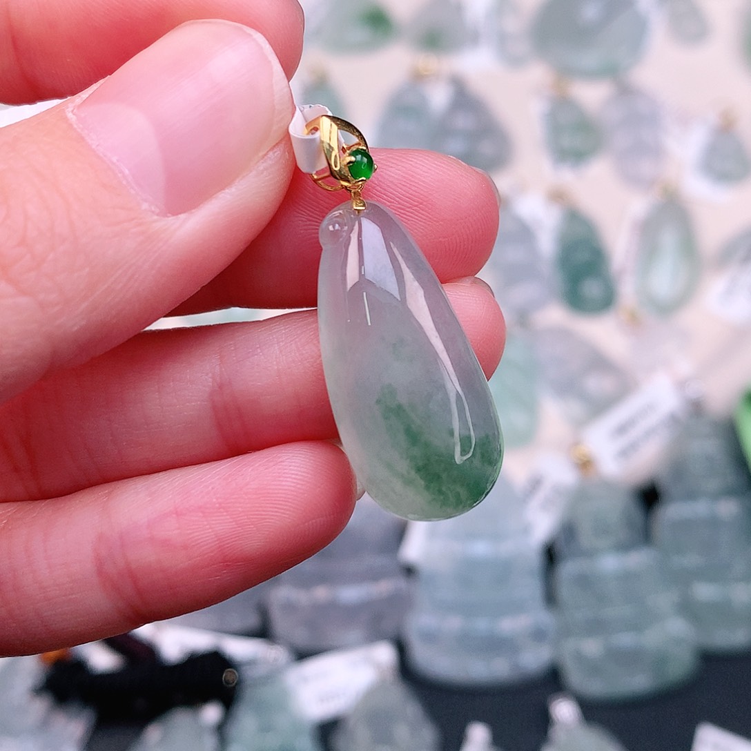 翡翠颈饰18K金镶嵌飘绿花瓜