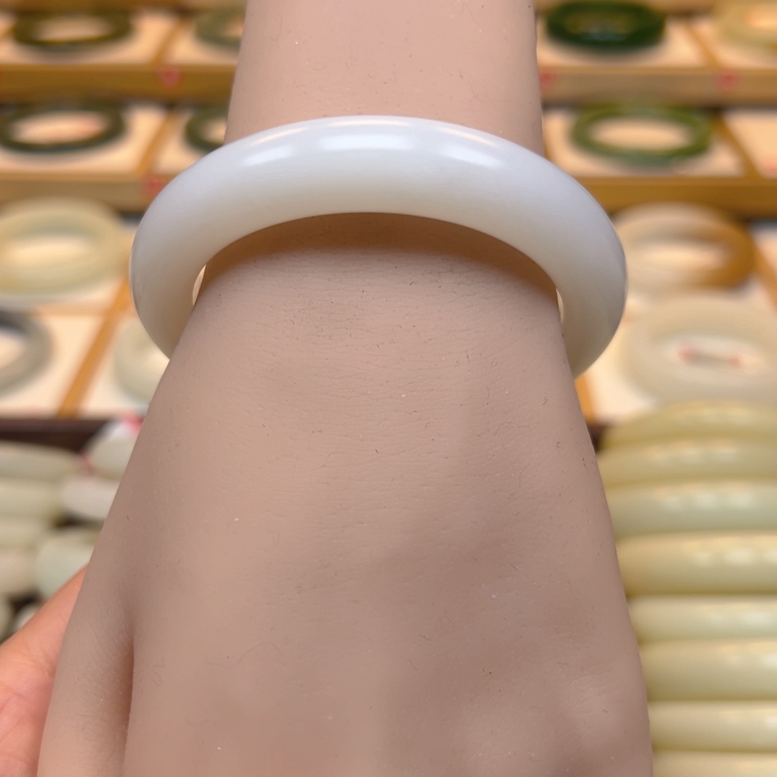 和田玉手镯未镶嵌4