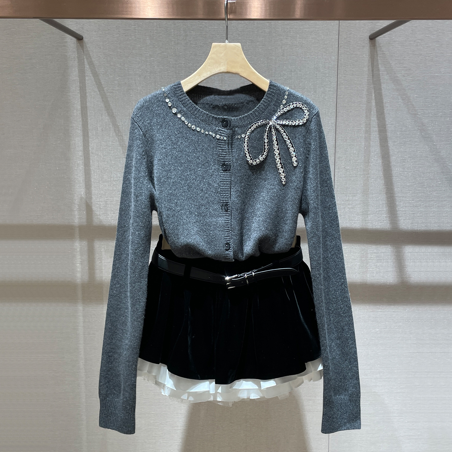 精致贵气套装2025秋季新款钉钻蝴蝶结针织开衫丝绒蓬蓬半裙两件套