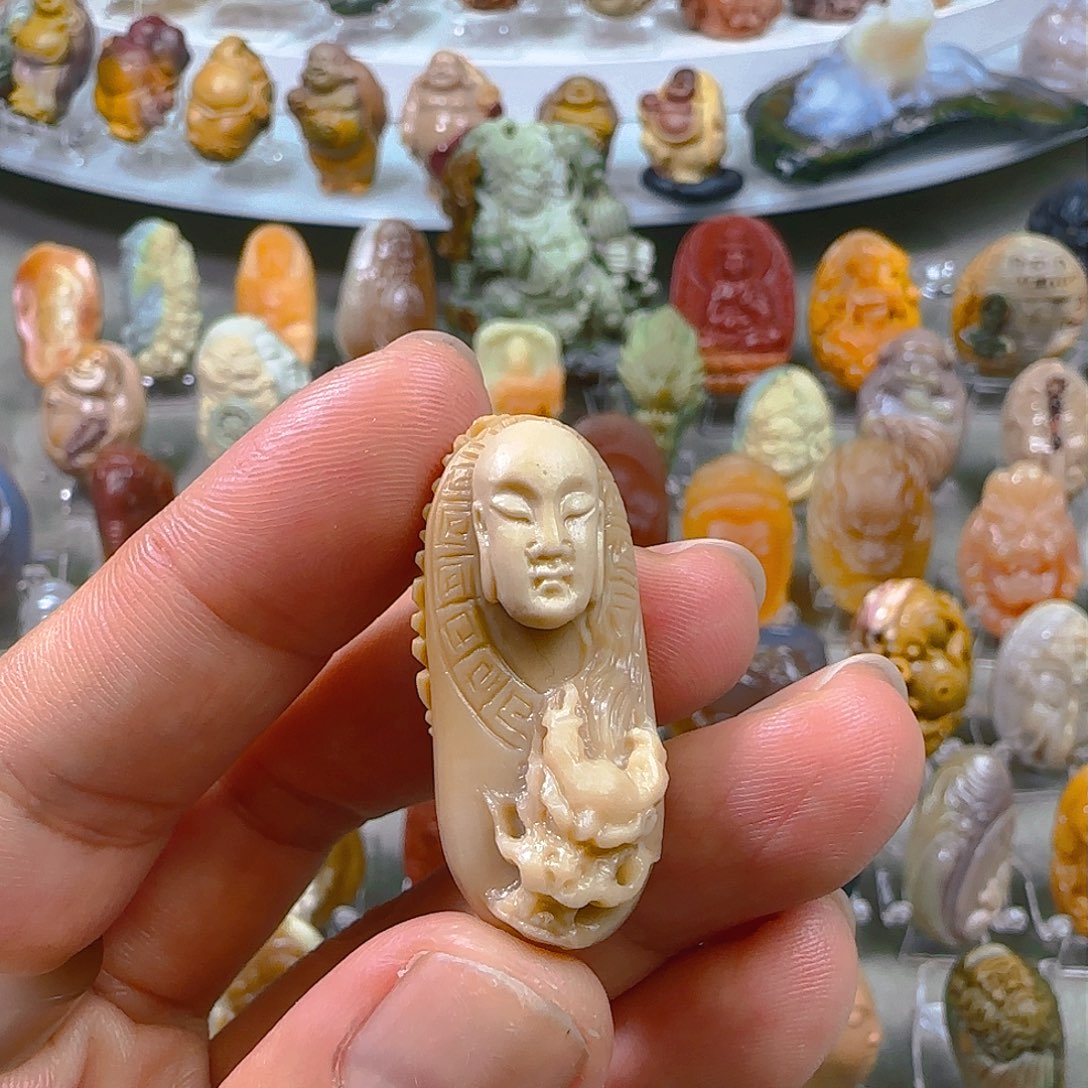 石英质玉吊坠未镶嵌天然阿拉善彩玉纯手工雕刻降龙罗汉吊坠