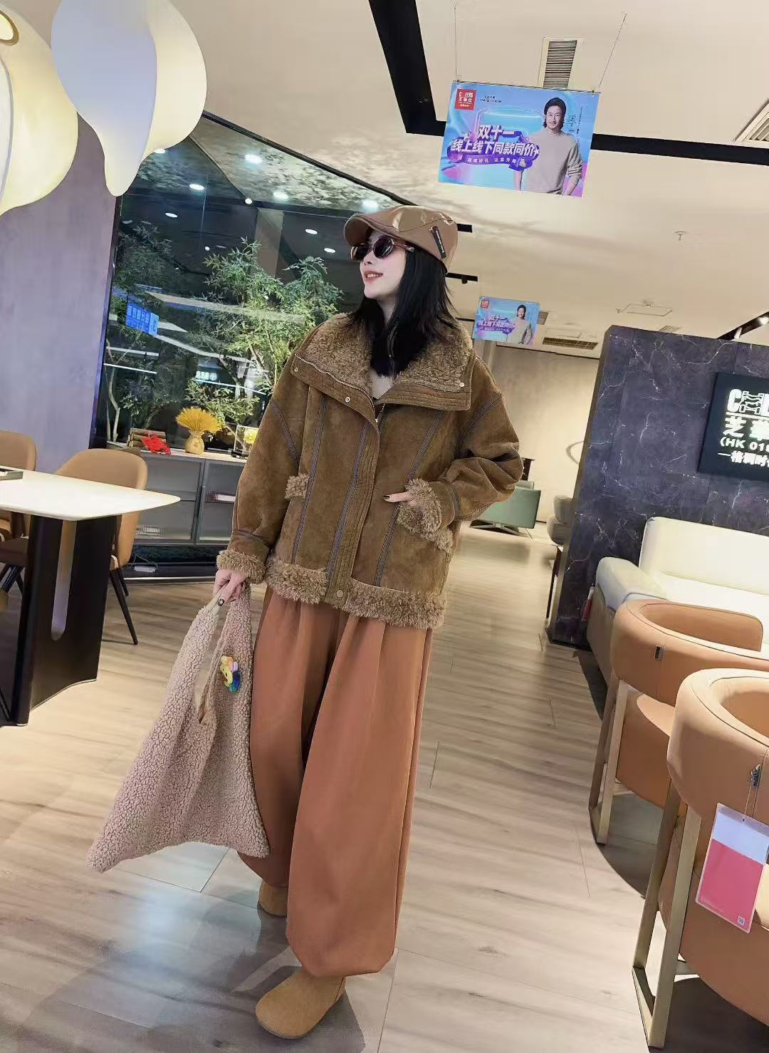 时尚大码爆款环保麂皮绒2025冬季新款气质翻领皮毛一体百搭女外套