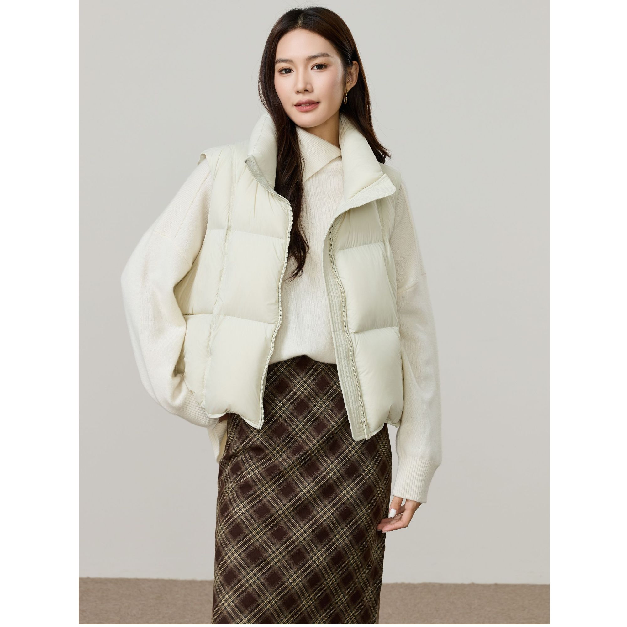 安娜本色纯色女保暖轻职风秋冬女装短款秋季立领拉链羽绒马甲3380