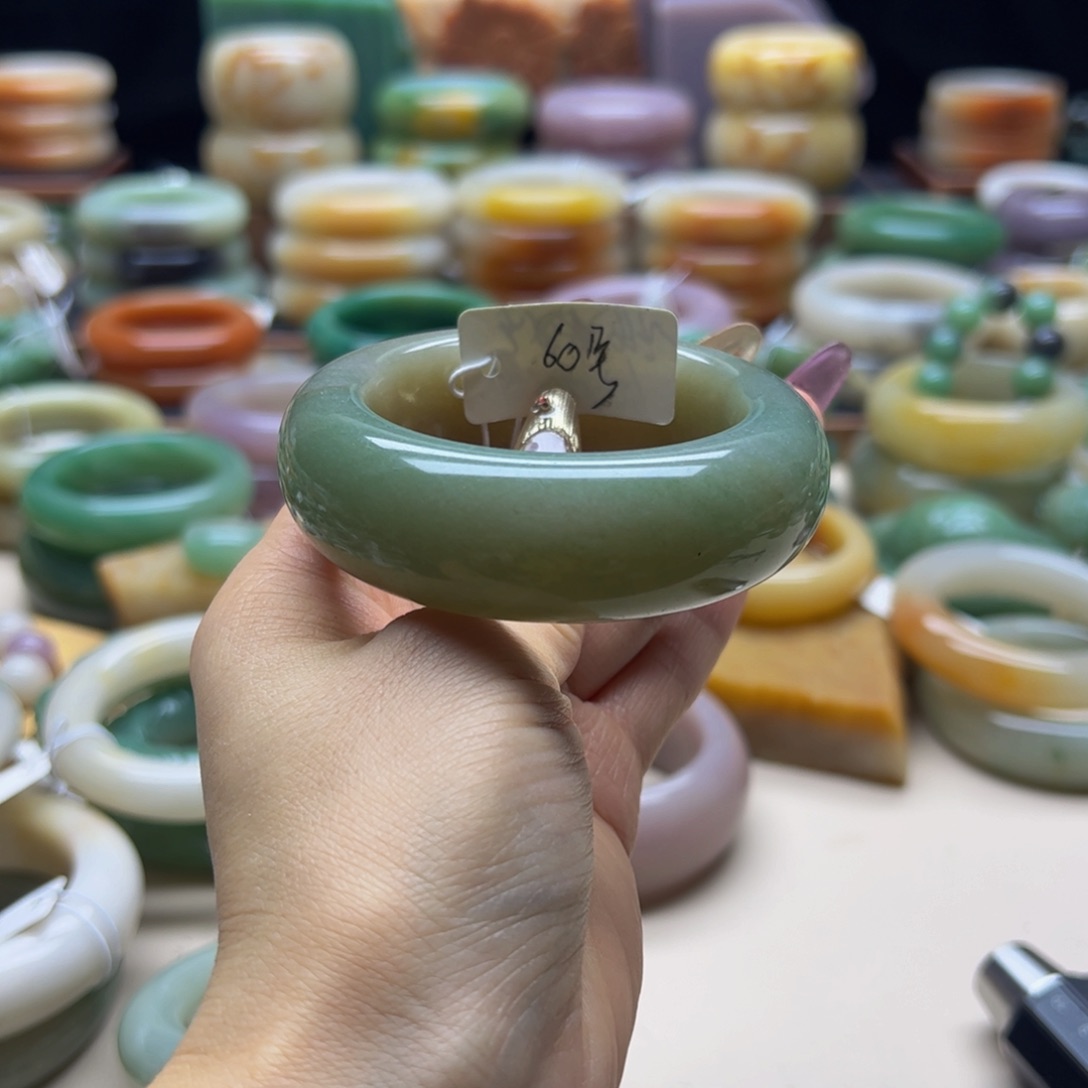 石英质玉手镯未镶嵌