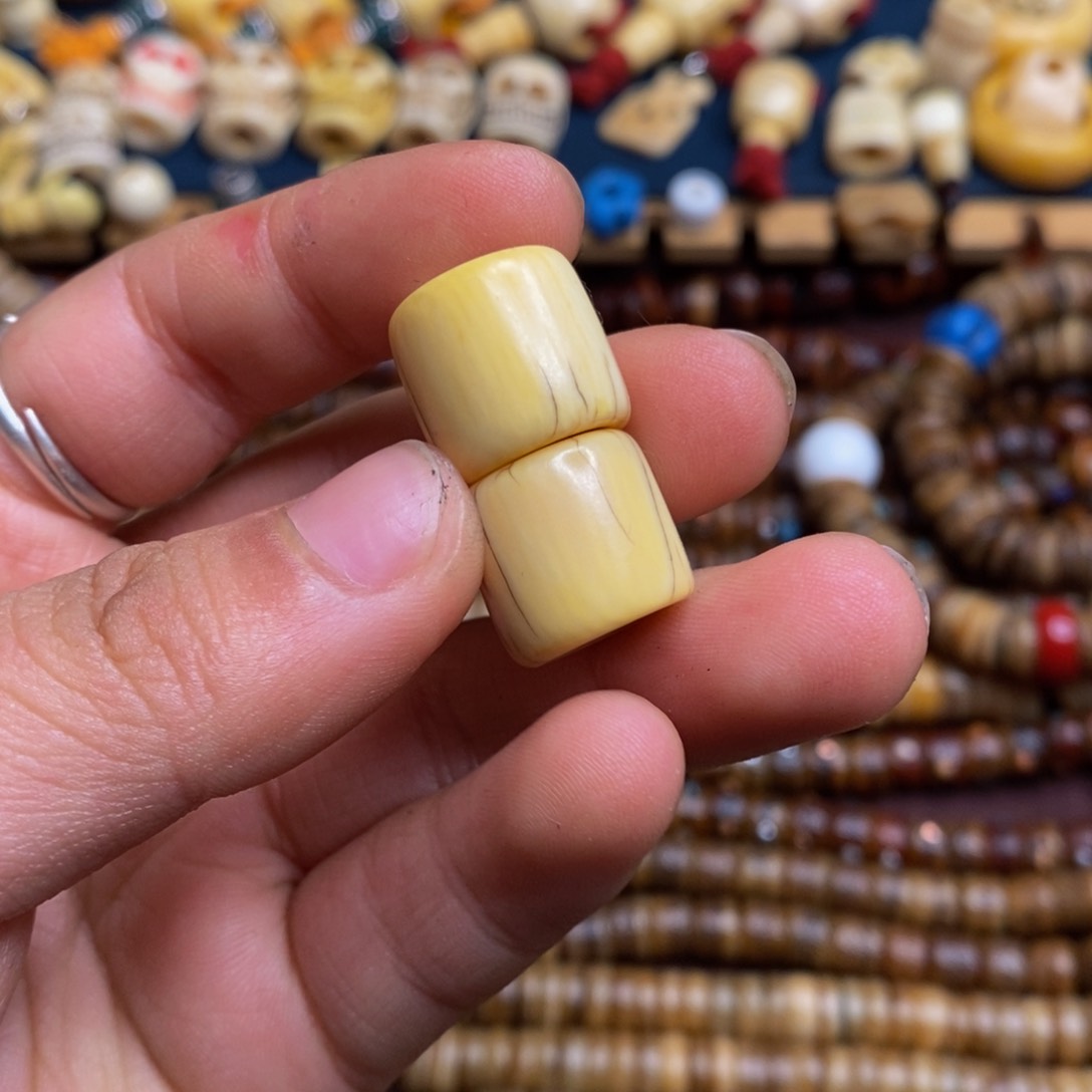 大****儿藏传文玩高白桶珠