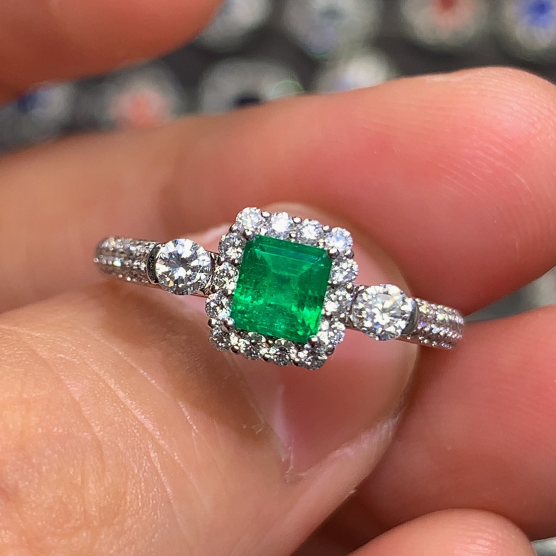 祖母绿戒指18K金镶嵌