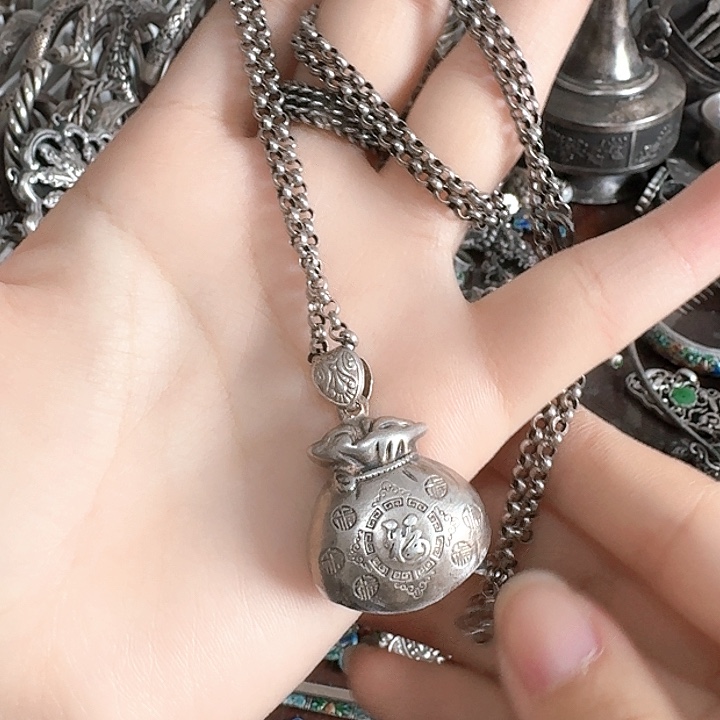 L***曲非金属足银挂件一套