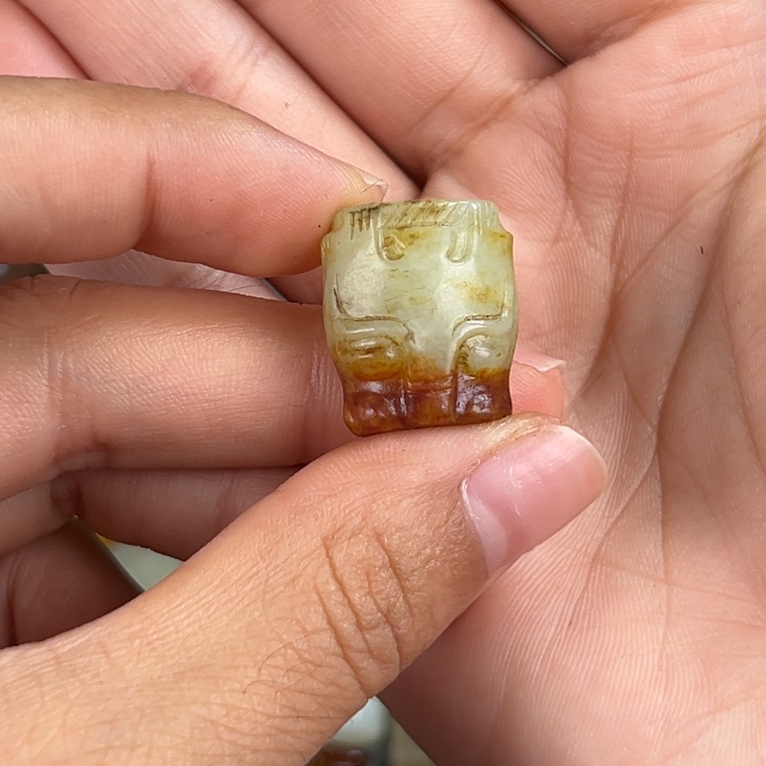 和田玉未镶嵌颈饰茶*