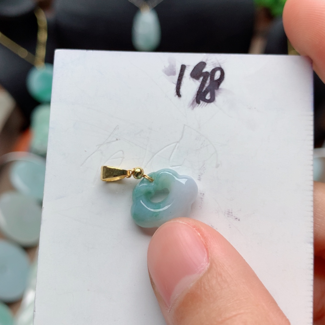 翡翠颈饰合金吊坠