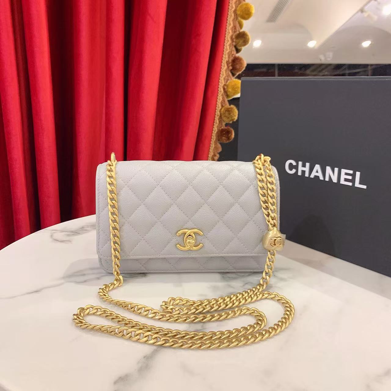 99新 Chanel/香奈儿 爱心金球woc灰色金扣牛皮芯片款/98383395