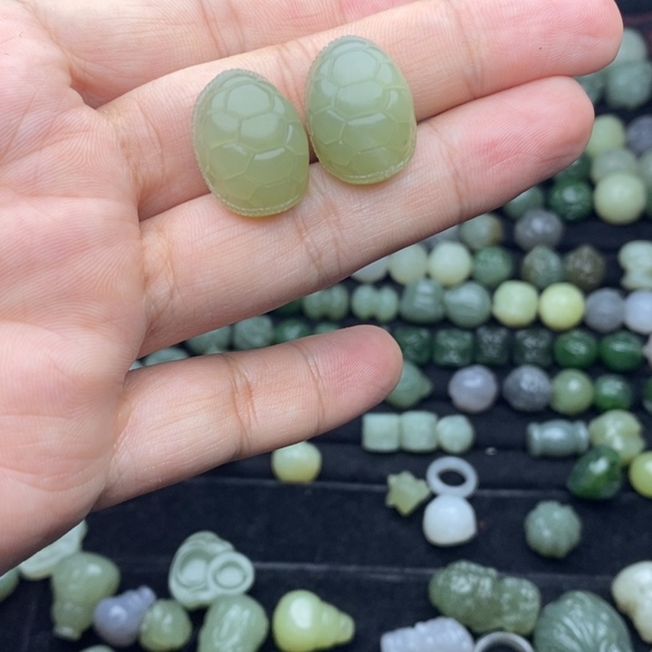 和田玉未镶嵌颈饰一对