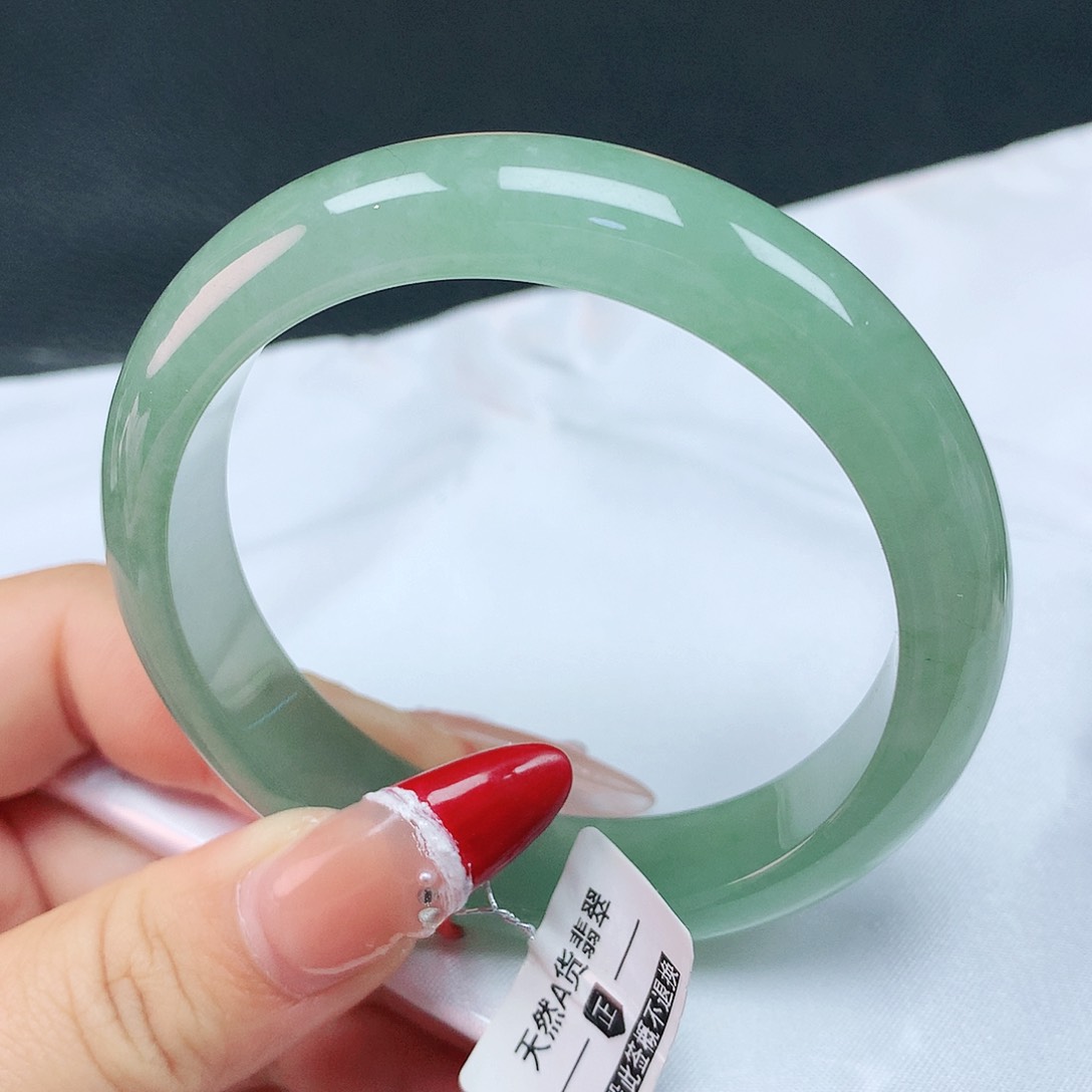 翡翠手镯未镶嵌55圈