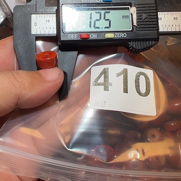 未镶嵌好的南红玛瑙