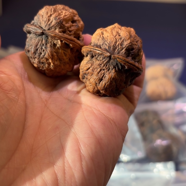 文玩核桃吊坠红河龙珠