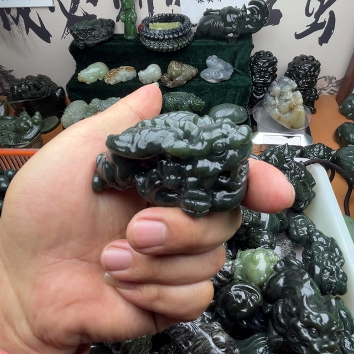 和田玉未镶嵌把件