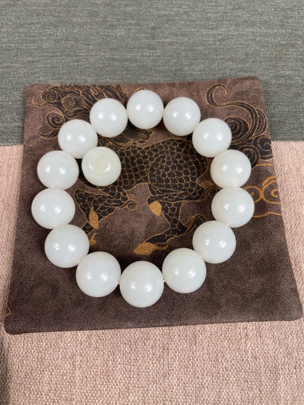 玉色和田玉圆珠手串