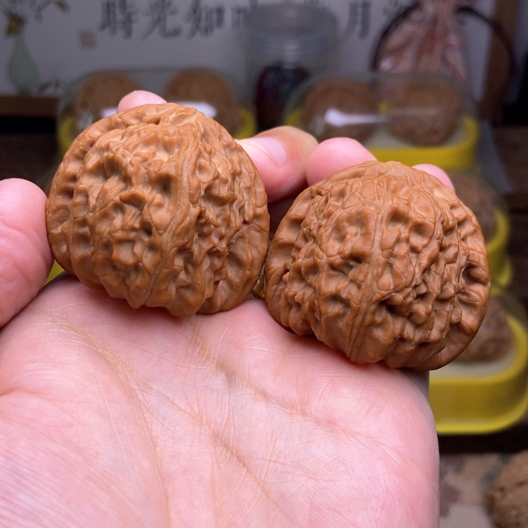 文玩核桃吊坠全品42尺三角白红皮