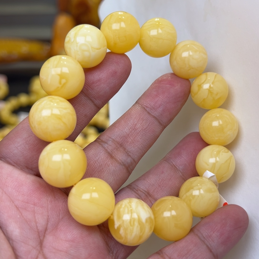 杨***界蜜蜡未镶嵌珠宝奇石16加37克