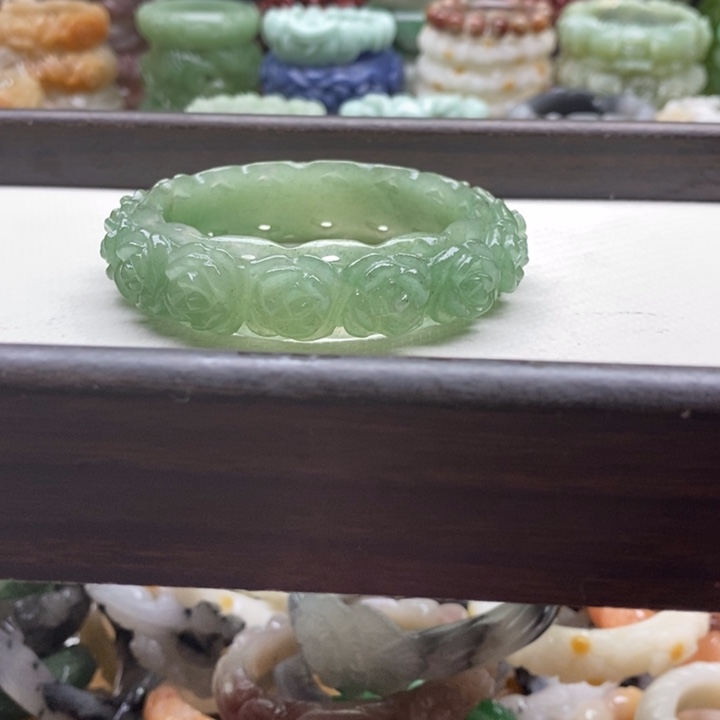 ****:石英岩玉未镶嵌手镯