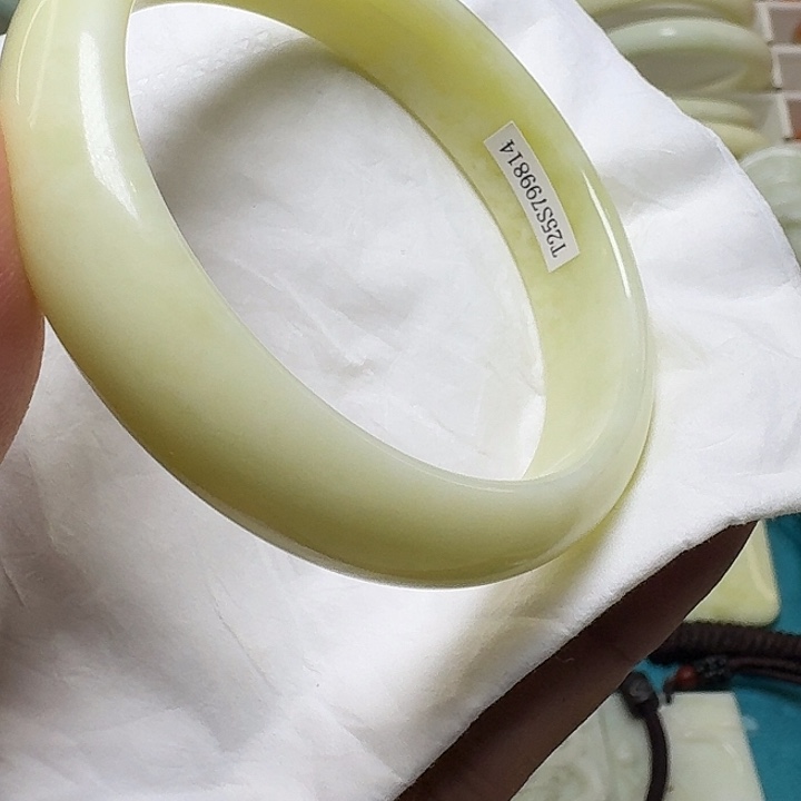 一***芽蓝田玉（蛇纹石化大理石玉）手镯未镶嵌