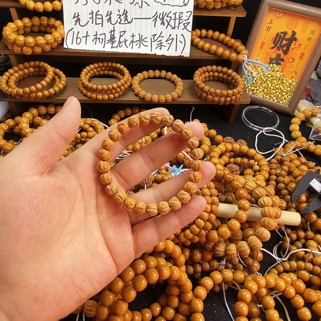 羽***球猴头核桃吊坠全品略微泛油不均匀