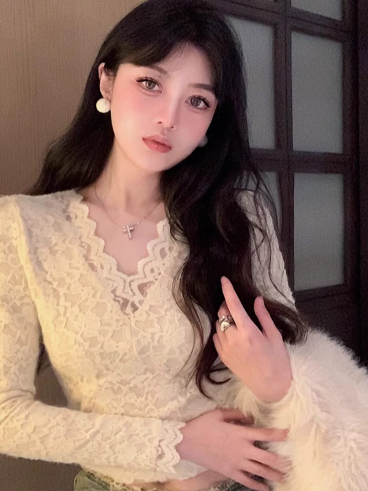 秋冬新款水貂绒磨毛T恤内搭长袖上衣加绒加厚法式V领蕾丝打底衫女