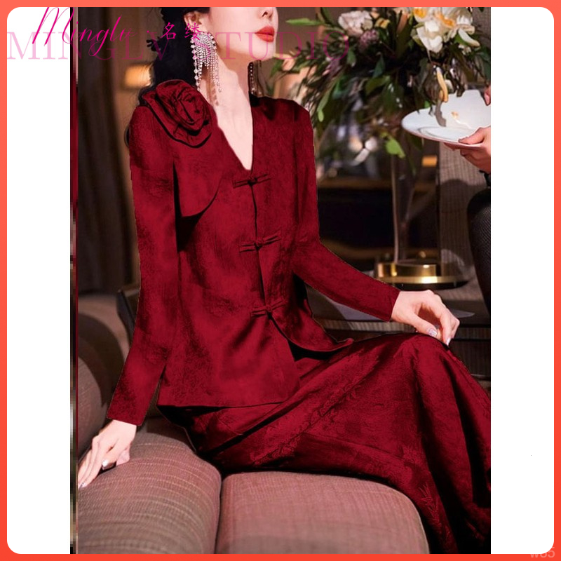 2025年秋季国风优雅名媛风立体花朵盘扣衬衫直筒半裙两件套连衣裙