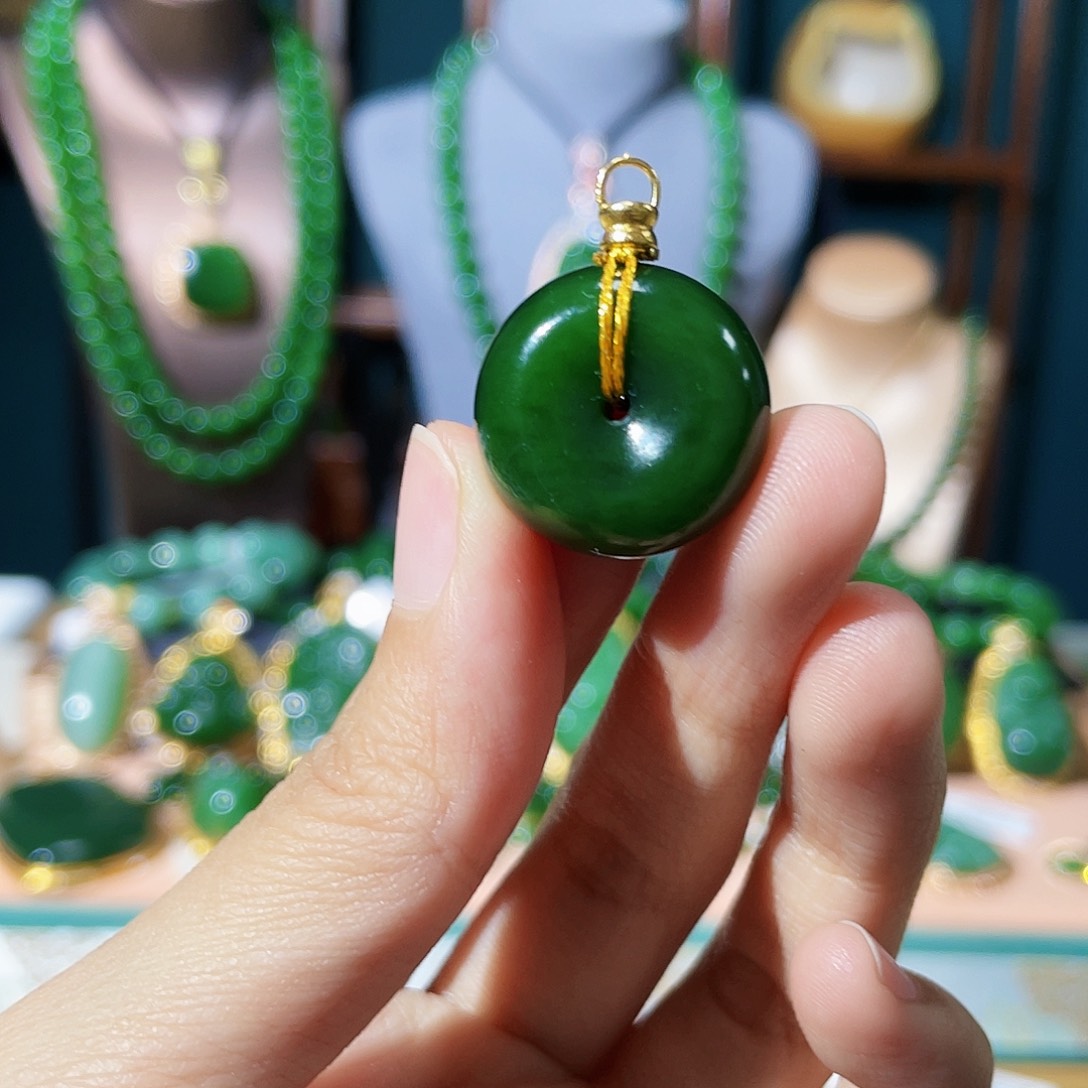 和田玉（碧玉）颈饰18K金镶嵌