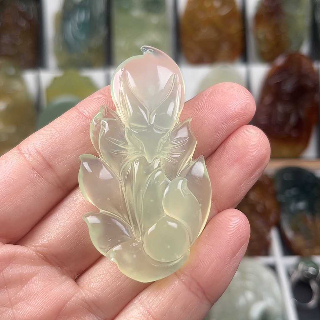 蛇纹石玉颈饰合金